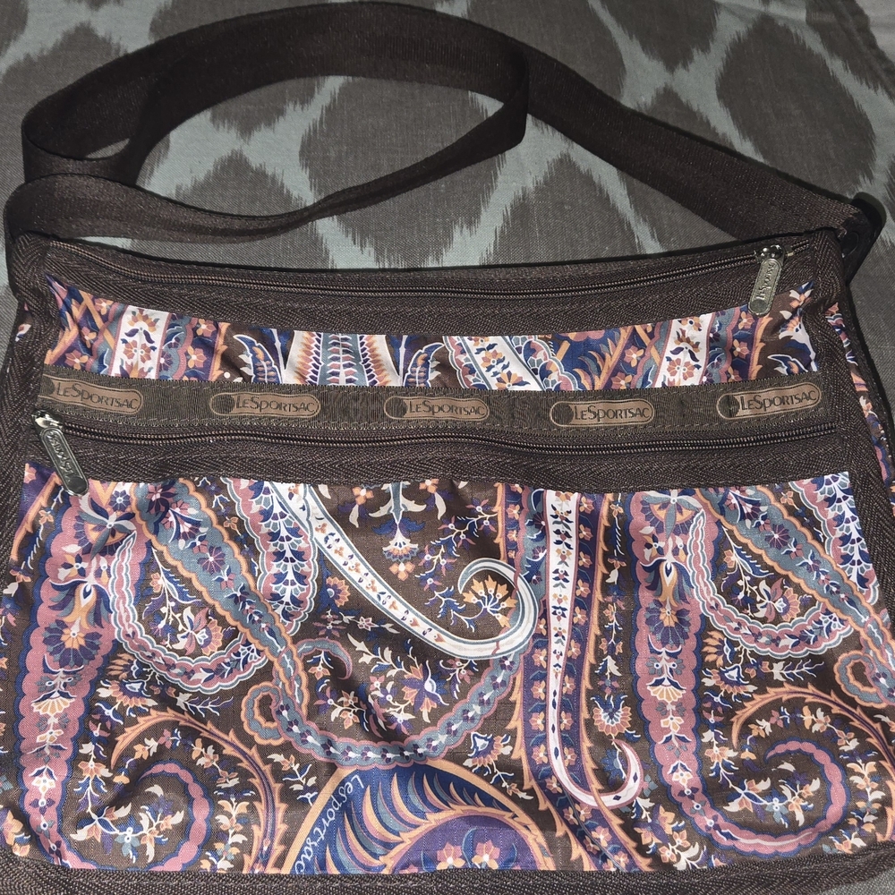 NWOT LeSportsac Paisley Crossbody, Roomey,Lots Of Pockets& Expands to Fit Larger